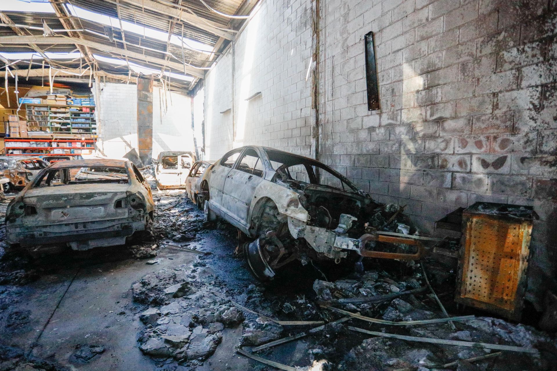 Dentro de la nave de Juncaril que ha ardido