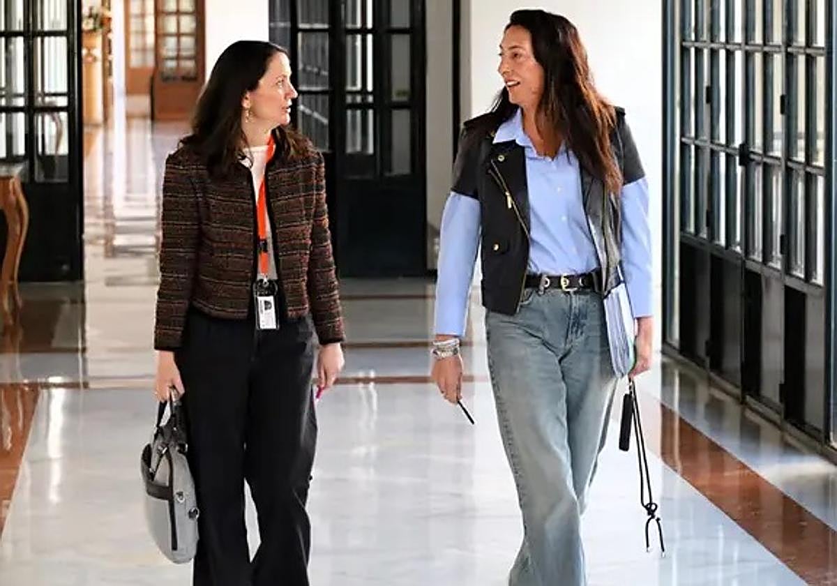 La consejera de Inclusión Social, Juventud, Familias e Igualdad, Loles López (d), en una foto de archivo.