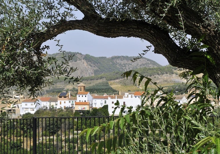 El pueblo de Granada, donde los romanos dejaron su huella se asienta sobre un estrado de verdor