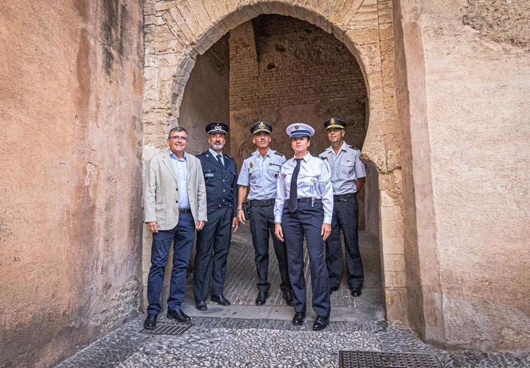 Agentes de la Policía Nacional y de la Policía de Portugal y Francia patrullan juntos en Granada