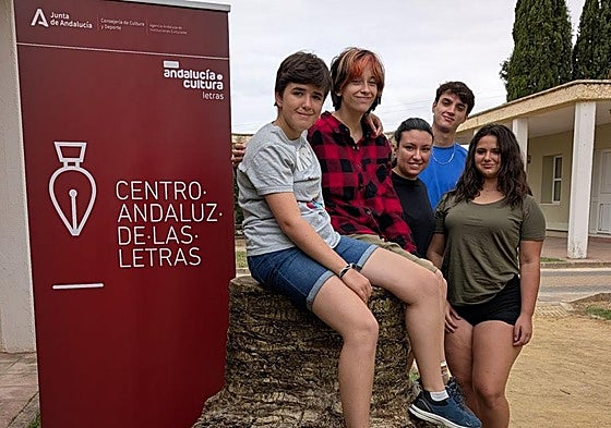 Foto de familia con los cinco jóvenes autores granadinos.