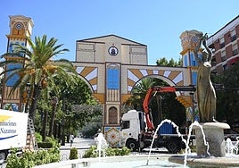 Montaje de la portada de la Feria de San Agustín 2025 en el Paseo de Linarejos.