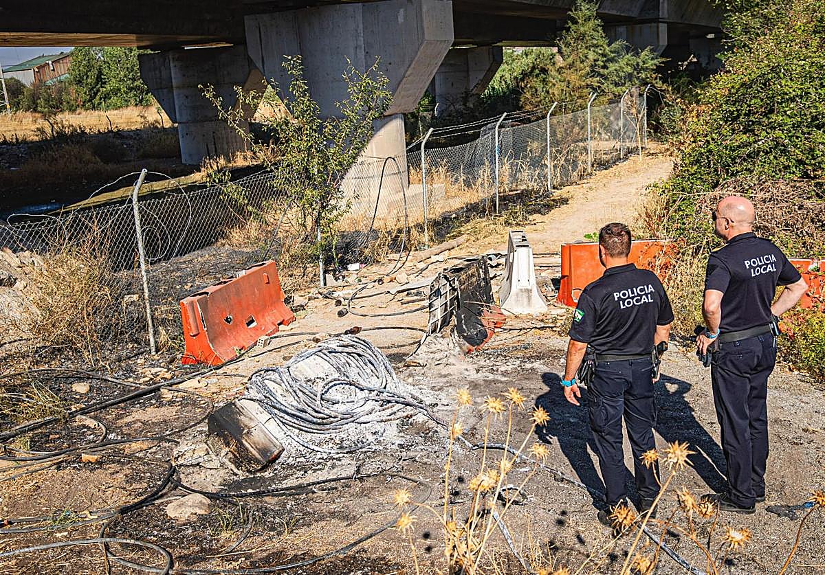 Restos del incendio del cable para la extración del cobre.
