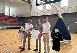 El presidente de la Diputación, Francis Rodríguez, el presidente del club, Óscar Fernández-Arenas, y el diputado de Deportes, Eric Escobedo.