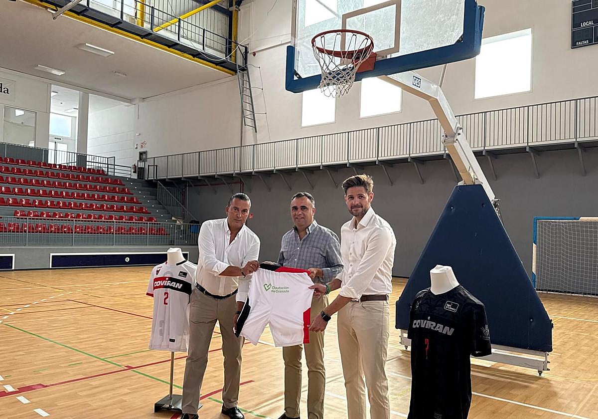 El presidente de la Diputación, Francis Rodríguez, el presidente del club, Óscar Fernández-Arenas, y el diputado de Deportes, Eric Escobedo.