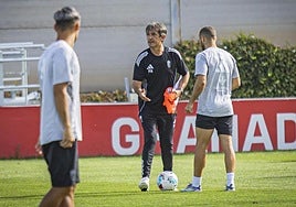 Pacheta explica un ejercicio a sus futbolistas durante un entrenamiento.