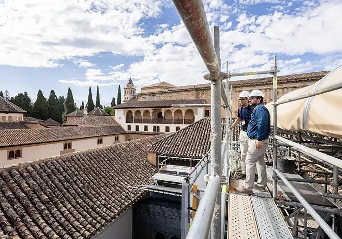 Antonio G. Peral, arquitecto conservador de la Alhambra de Granada, y Diego Garzón, responsable del proyecto, visitan la obra de las cubiertas del Mexuar.