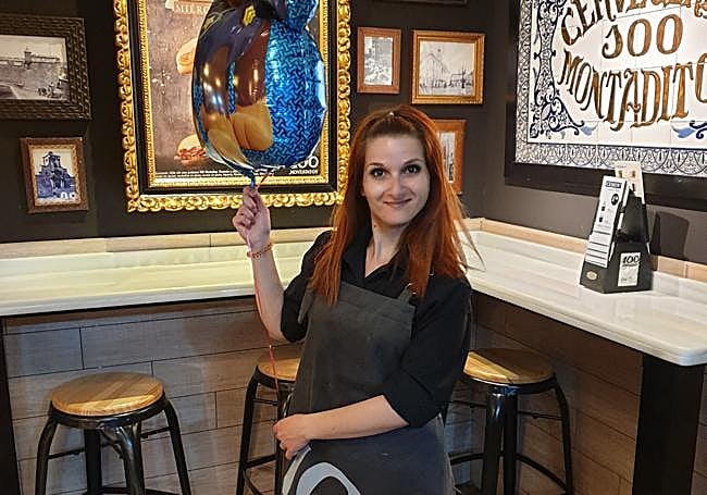 Cintia trabajando en el 100 Montaditos el día que aprobó las oposiciones