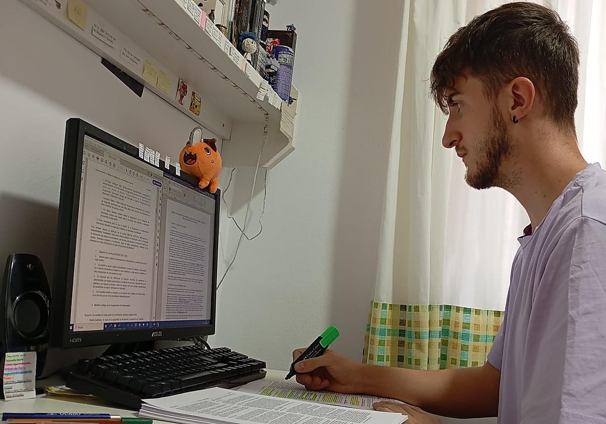 Pablo, opositor para Auxiliar de Biblioteca, estudiando en su casa