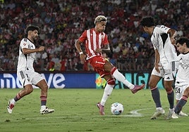 Lázaro intenta el disparo ante Jonathan Gómez y Jesús Vallejo.