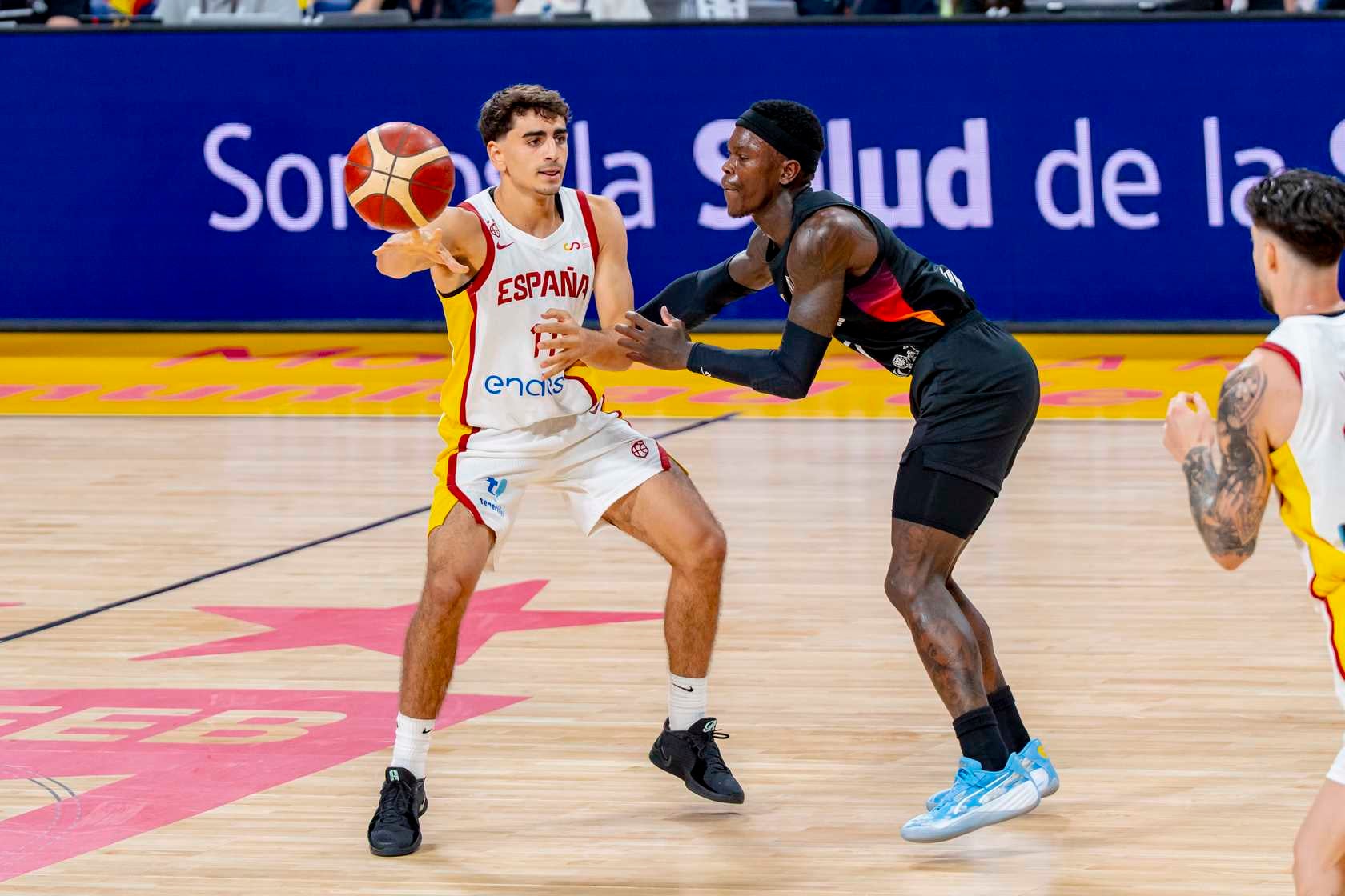 Álvaro Cárdenas, ante el alemán Dennis Schröder.