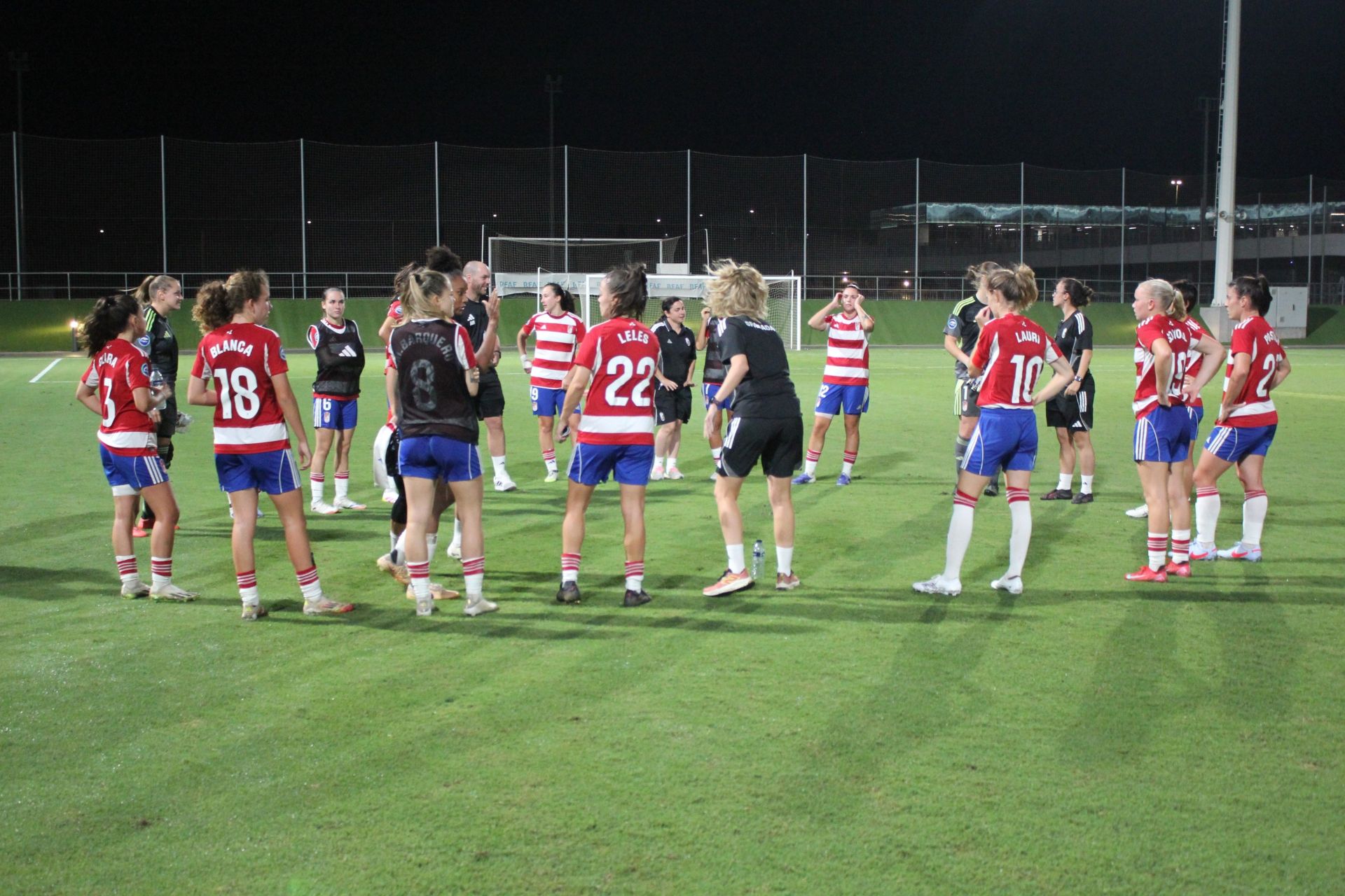 Irene Ferreras charla con sus jugadoras.