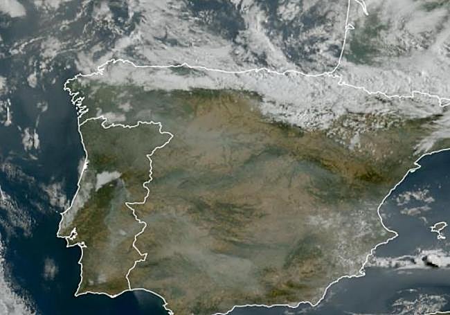 Foto satélite de la península con el humo de los incendios.