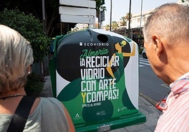 Contenedor de vídrio decorado con motivos de feria.