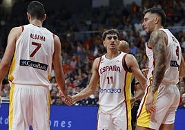 Álvaro Cárdenas, entre Aldama y Willy Hernangómez, en el partido de este pasado jueves con Alemania.