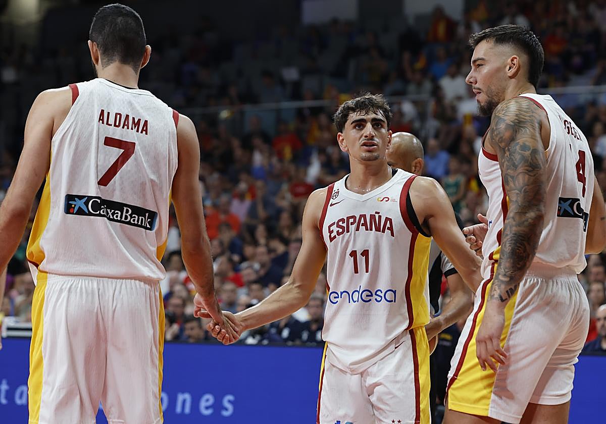 Álvaro Cárdenas, entre Aldama y Willy Hernangómez, en el partido de este pasado jueves con Alemania.