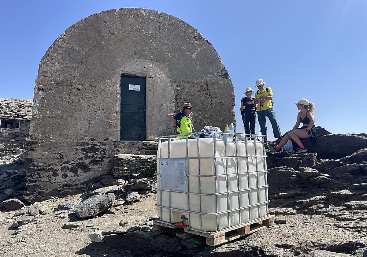 Excursionistas descansan junto a la construcción el pasado fin de semana.