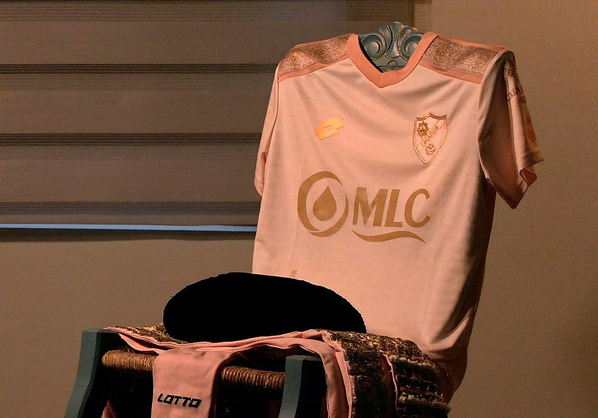 La nueva equipación luce medias y encajes de estilo taurino.