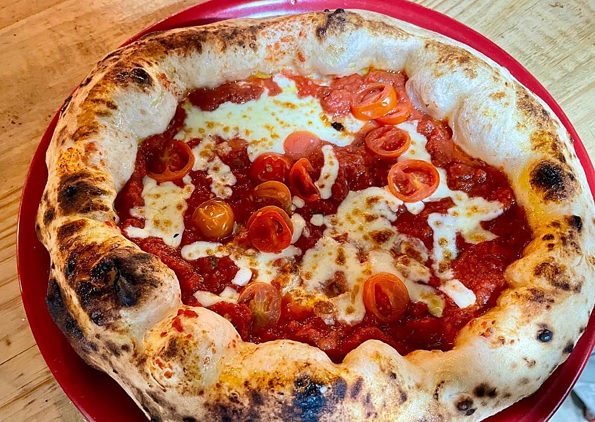 Imagen secundaria 1 - El bar de Granada que triunfa con sus tapas de pizza: «Siempre estamos a tope»