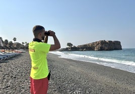El refuerzo de socorristas reduce los saltos desde el Peñón de Salobreña