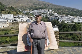 Evaristo Ruiz, de 97 años, veraneando en Trevélez, el pueblo que frecuentó en la posguerra con sus burros para comprar habichuelas
