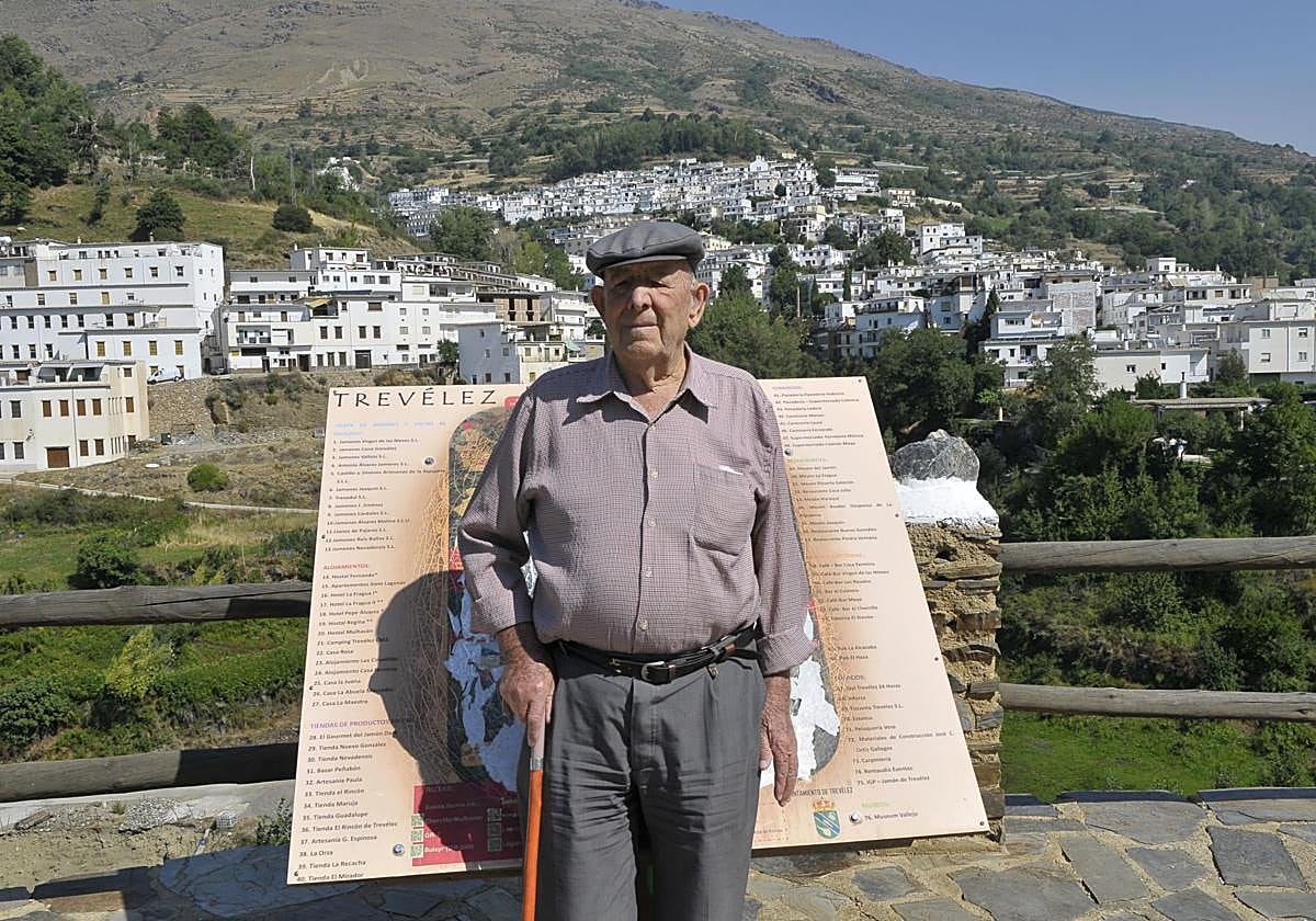 Evaristo Ruiz, de 97 años, veraneando en Trevélez, el pueblo que frecuentó en la posguerra con sus burros para comprar habichuelas
