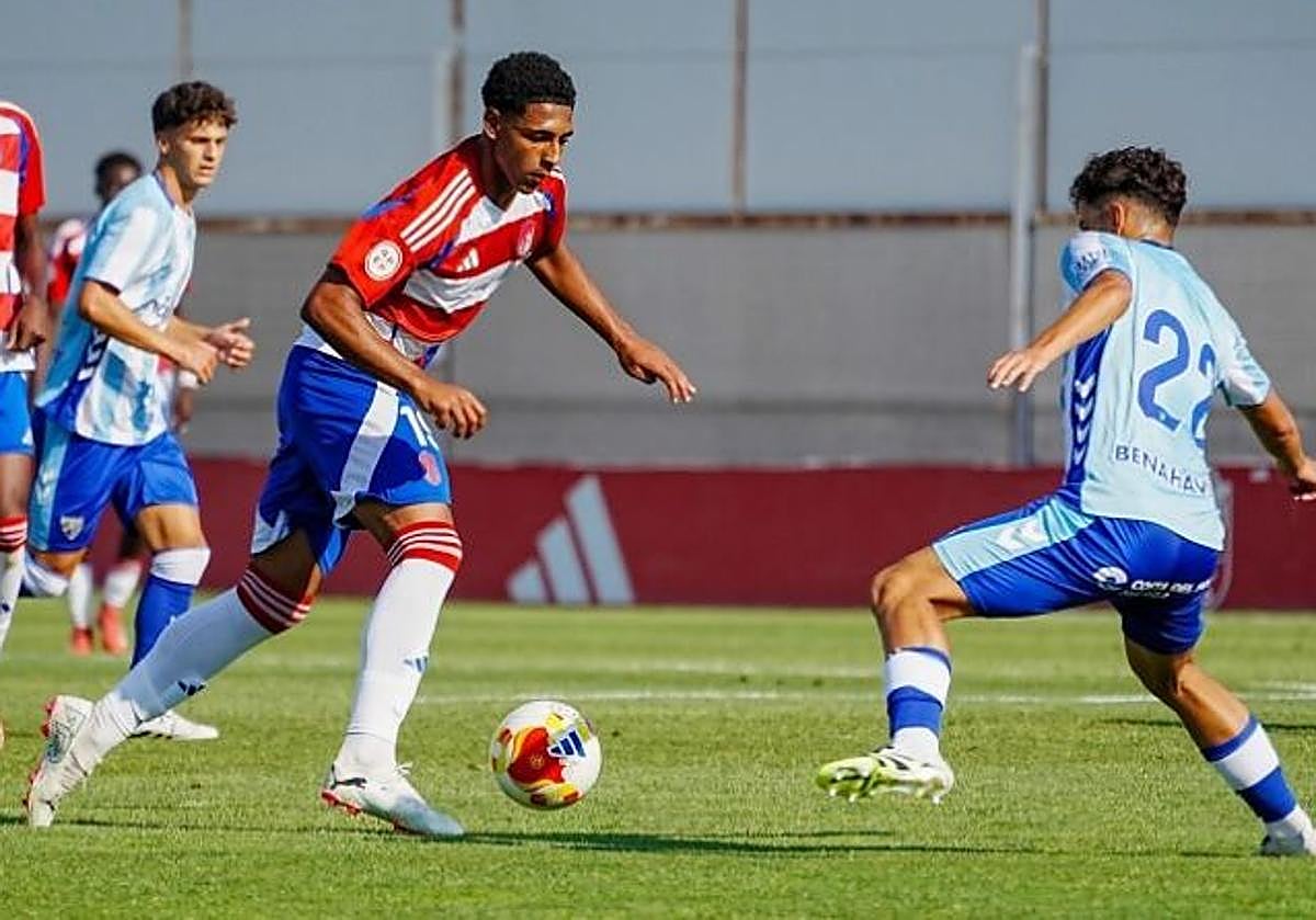 El extremo Owen desborda a un rival del Atlético Malagueño.