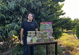 Francisco muestra en su finca las distintas tarrinas de helado 100% natural sin conservantes ni esencias.