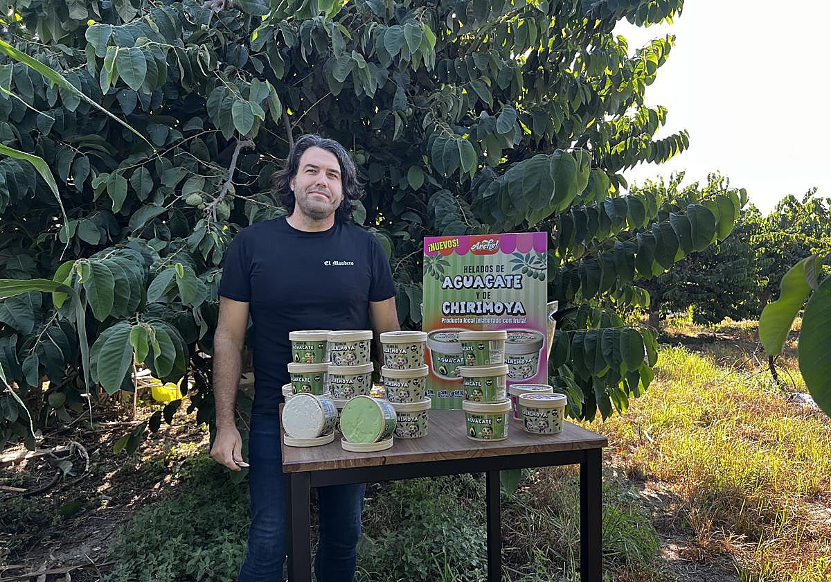 Francisco muestra en su finca las distintas tarrinas de helado 100% natural sin conservantes ni esencias.