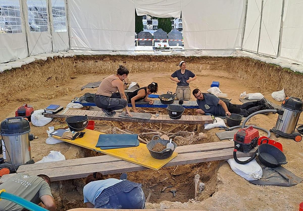 Equipo multidisciplinar de la UGR en el cementerio de Huelva.