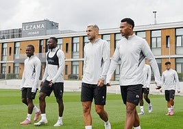 Gael, Hongla Stoichkov y Loïc, en las instalaciones de Lezama, del Athletic.