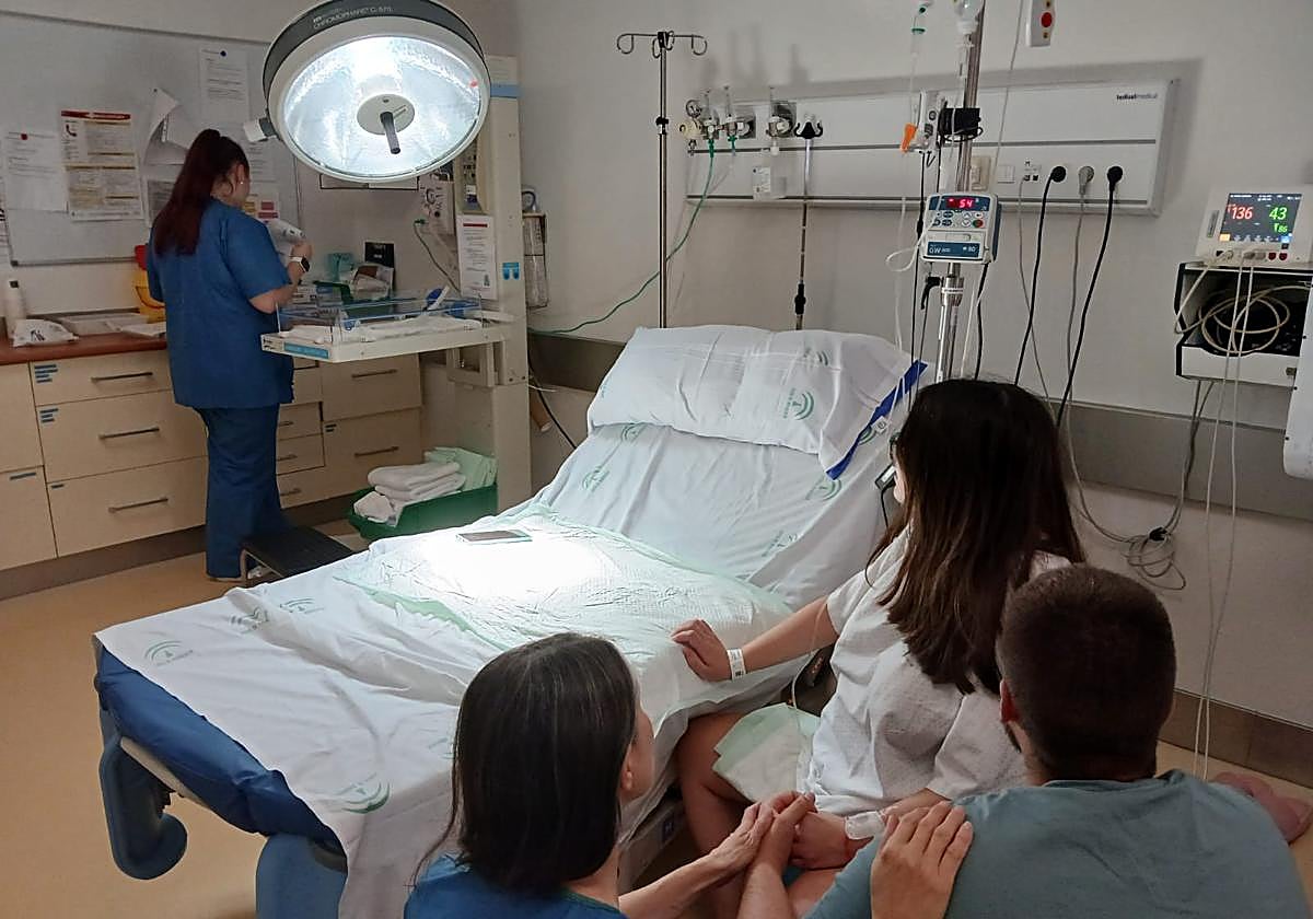 El Hospital de Motril renueva el mobiliario de sus cuatro salas de paritorio e introduce mejoras para facilitar el parto