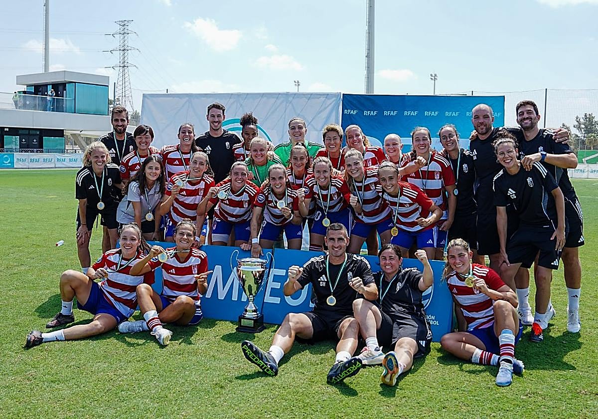 Foto de familia con la celebración de la Copa de Andalucía.
