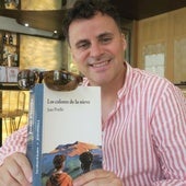Juan Pinilla coloca las gafas de sol sobre su nueva novela 'Los colores de la nieve'.