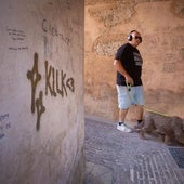 Pintadas por doquier en el Arco de las Pesas.