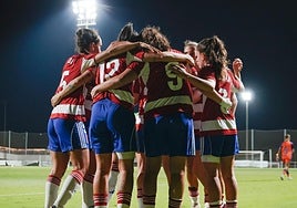 Las futbolistas del Granada celebran el gol de Sonya Keefe al Málaga.