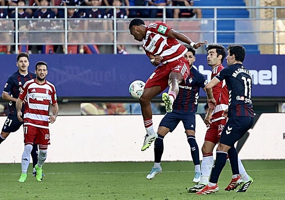 Loïc Williams pugna por un balón aéreo en Ipurua.