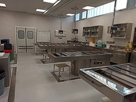 Las autopsias realizadas en el Instituto de Medicina Legal revelan más muertes por siniestros de tráfico y menos por accidentes laborales