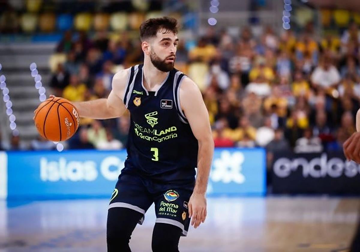 Jovan Kljajic bota un balón durante un partido anterior.