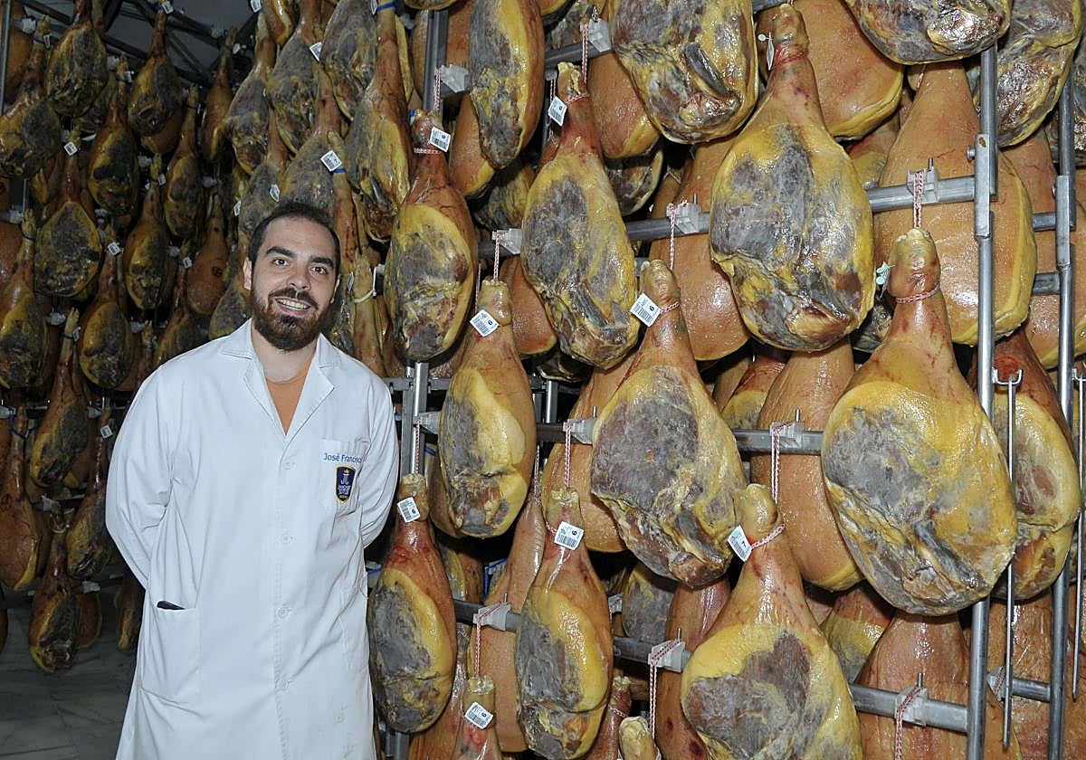 José Francisco Fernández Valverde en el secadero familiar situado en el pueblo alpujarreño de Juviles