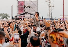 Sidonie arropado por el público durante el viernes del Cooltural Fest en la capital.