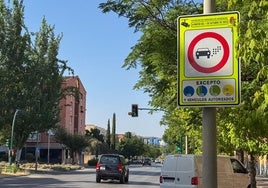 Señal indicativa de la zona de bajas emisiones de Granada.