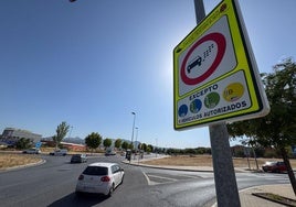 Señal indicativa de la zona de bajas emisiones de Granada.