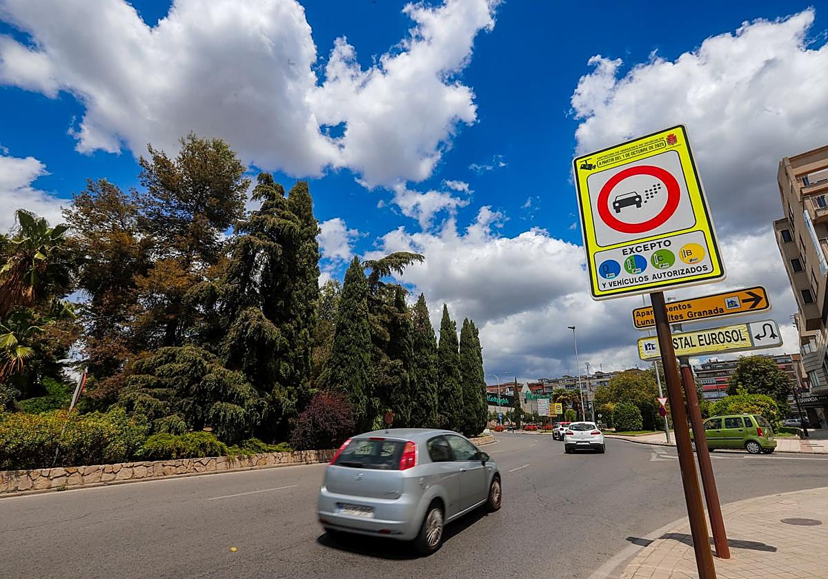 Señal de la zona de bajas emisiones en la rotonda de acceso por Méndez Núñez.