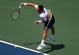 Potente saque de Roberto Carballés en el partido de este domingo del US Open.