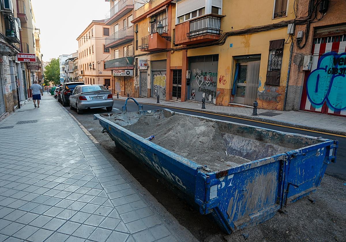 Un contenedor abierto en una calle de Granada.