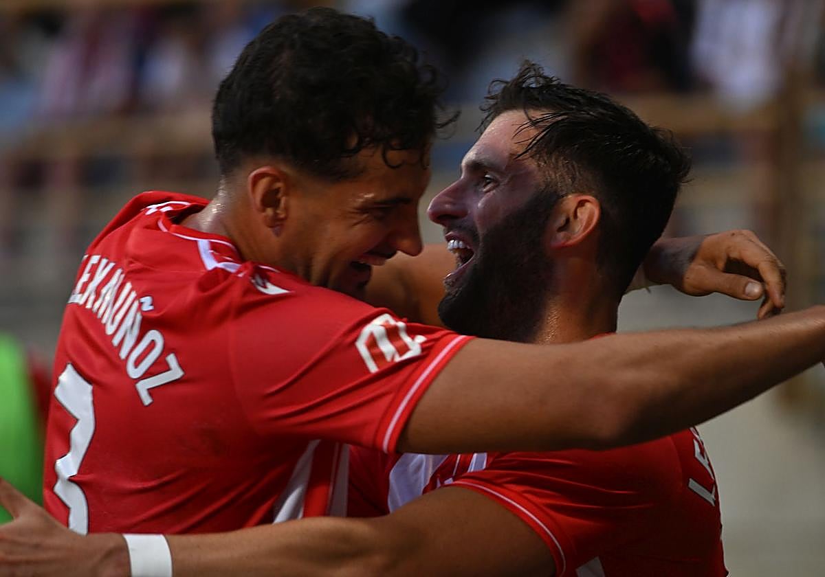 Álex Muñoz, que hizo de asistente, se abraza con Leo Bapristao, que fue el finalizador.