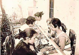 Muchachas bordando una mantilla en un patio del Albaicín.