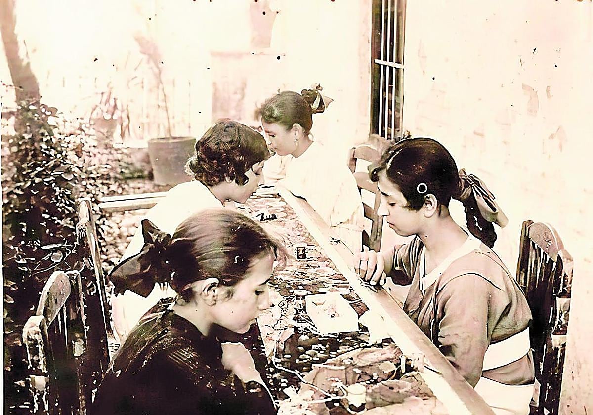 Muchachas bordando una mantilla en un patio del Albaicín.