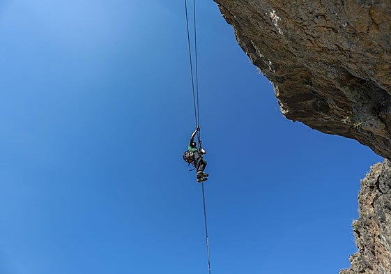 Agente del Greim en una vía ferrata.